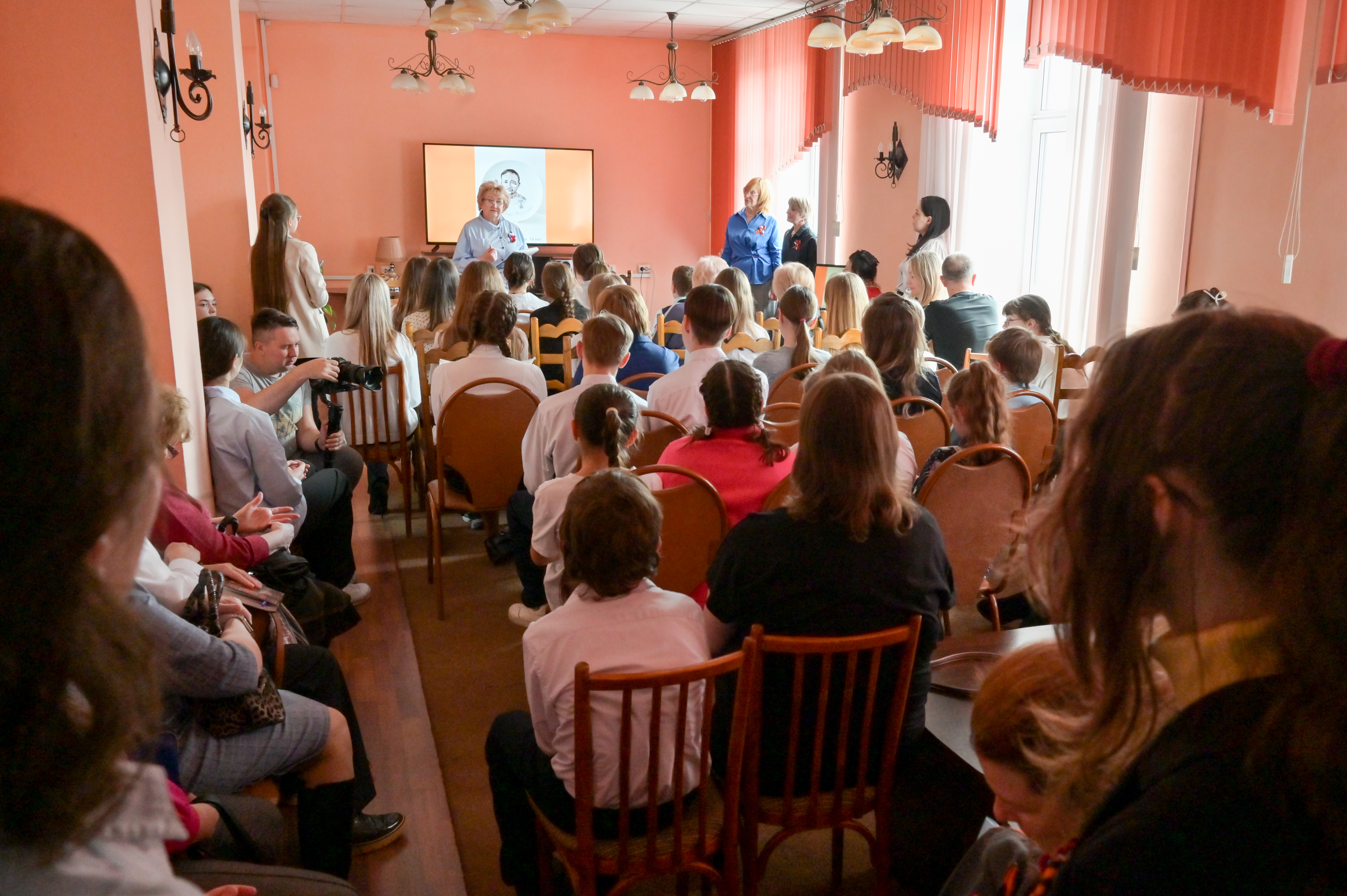 Презентация выставки К 80-летию Победы «Красноярск. Герои Советского Союза» Тарелки. Фарфор. Надглазурная роспись».